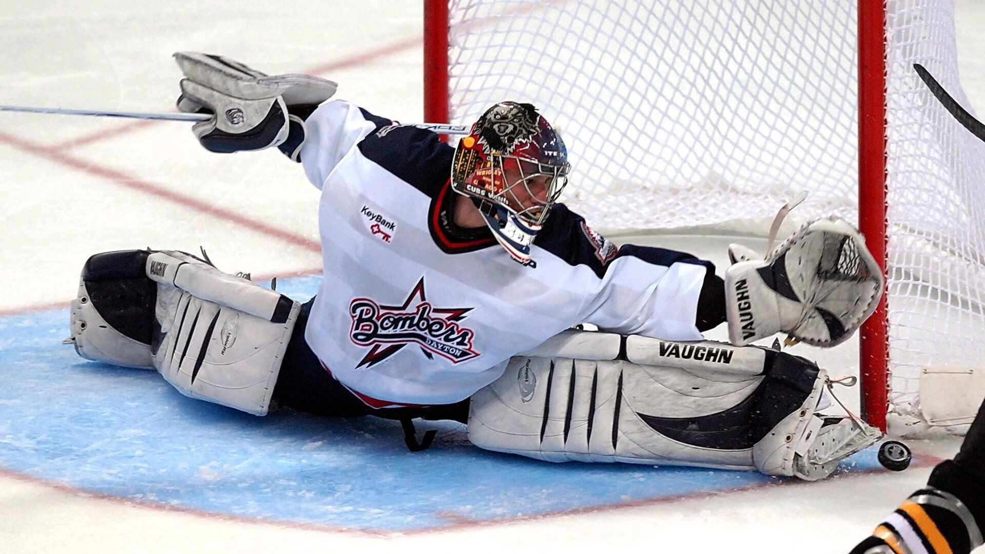 《电竞比赛现场：氛围热烈斗志昂扬》，电竞比赛场景